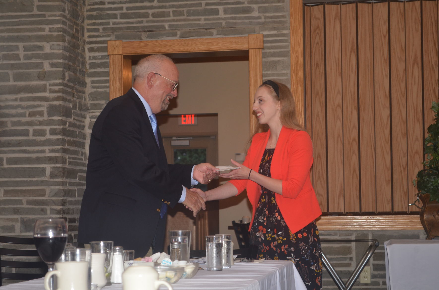 UNICO hands out scholarships